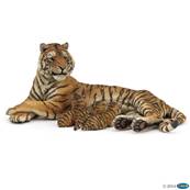 Figurine Tigresse couchée allaitant - Figurines des Animaux Sauvages - Papo 50156